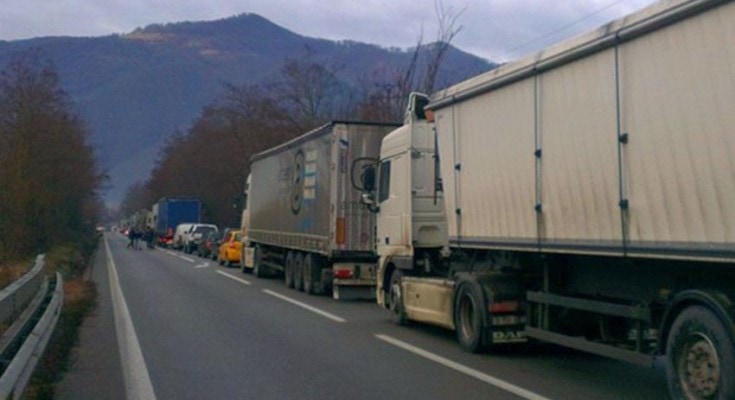 Restricții de circulație pentru camioane pe DN7, de Anul Nou / Sunt vizate vehiculele cu masa totală maximă autorizată mai mare de 7,5 tone