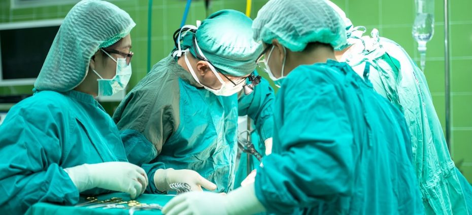 spital, Medici, asistente medicale in operatie
