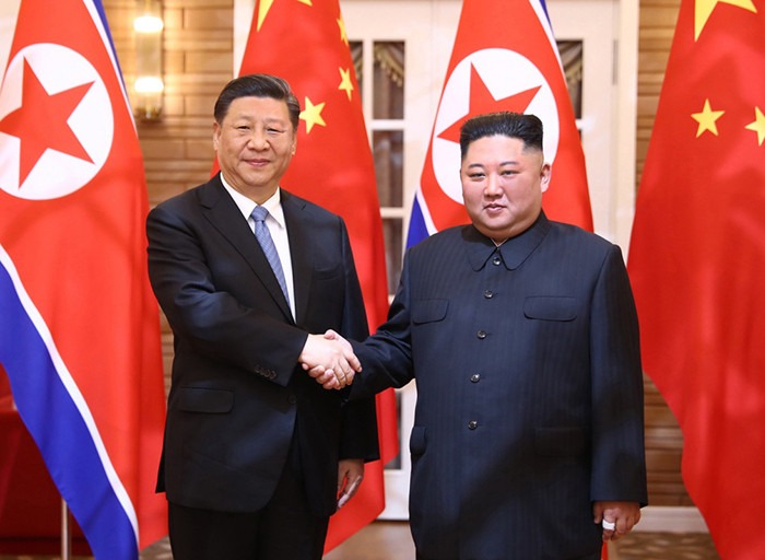 Mii de participanți, bannere, drapele și portrete: Xi Jinping a ajuns în Coreea de Nord /  Kim Jong Un s-a referit la „o singură Chină”, în contextul privind Taiwanul 