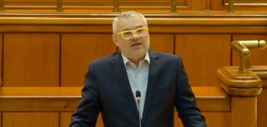 Parlamentarul liberal Gigel Sorinel Știrbu vorbește de la tribună