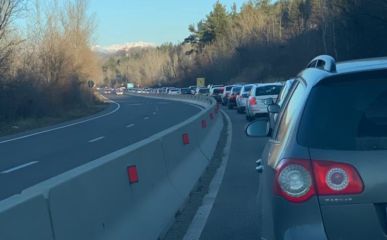 Trafic blocat pe DN 1, la Breaza, din cauza aluviunilor; un versant s-a prăbuşit la Cornu