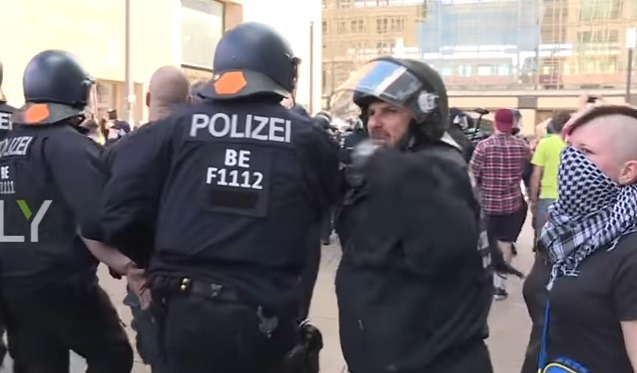 Parada Pride, anulată la Berlin după ce un vehicul a intrat într-un grup de persoane în zona parcului Tiergarte