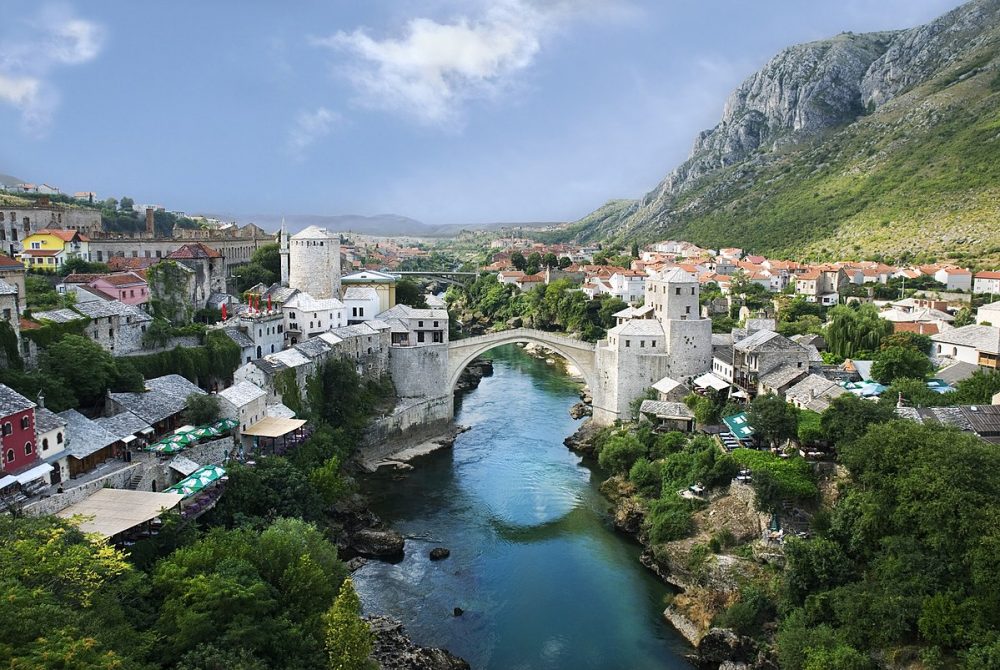 Un cap de porc a fost lăsat într-un cimitir musulman din orașul divizat Mostar, din Bosnia / Inițial aliați împotriva sârbilor, croații și bosniacii s-au confruntat într-un conflict violent în anii 90