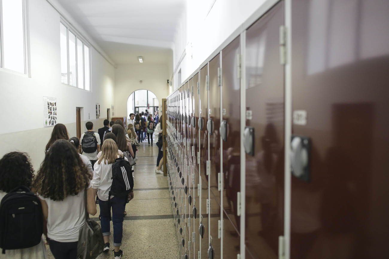 Sistem de acces în școală pe baza unei legitimații la care poate fi atașat un cont bancar, propus de conducerile a două colegii naționale din Bacău și criticat de unii părinți