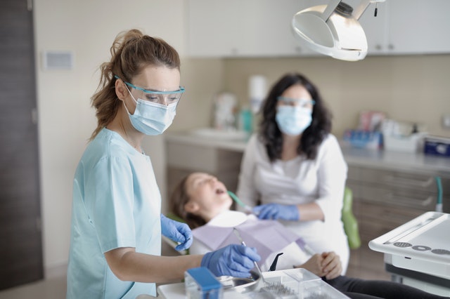 Colegiul Medicilor Stomatologi cere amânarea şi consultarea Ordinului AP-STOMA, în timp ce statul pregăteşte finanţarea tratamentelor stomatologice în spitalele publice