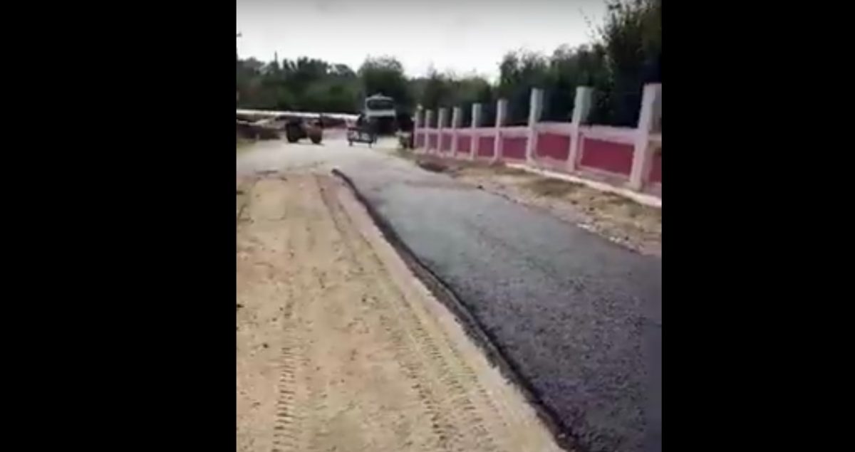 Drum din Arad asfaltat doar pe o treime din cauză că depinde de trei primării / Localnicii ocolesc 22 de kilometri ca să ajungă la locurile de muncă