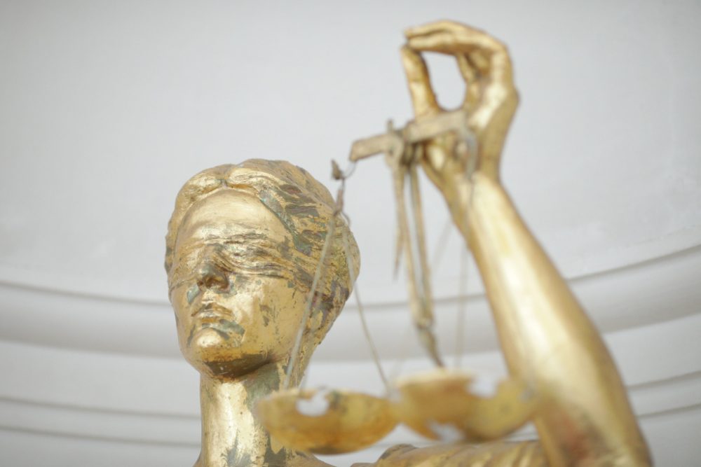 Judecătorii care au mărit salariile magistraților prin sentințe definitive au încălcat cinci decizii ale Curții Constituționale / „Asta nu contează”, decide o judecătoare de la Curtea de Apel București