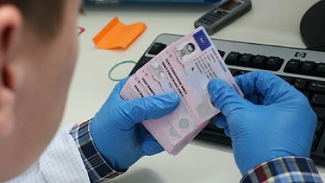 Control la Serviciul Public Comunitar Regim Permise de Conducere Vaslui după ce peste 100 de permise din judeţ au fost găsite aruncate în Republica Moldova