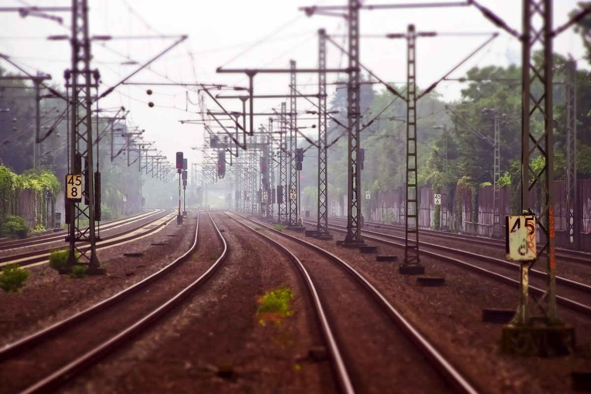 Un pescar de 70 de ani  din Călărași s-a electrocutat după ce undița sa a atins firele unei linii de tren / CFR: ”Linia funcționează la o tensiune de aproximativ 27.000 de volți”