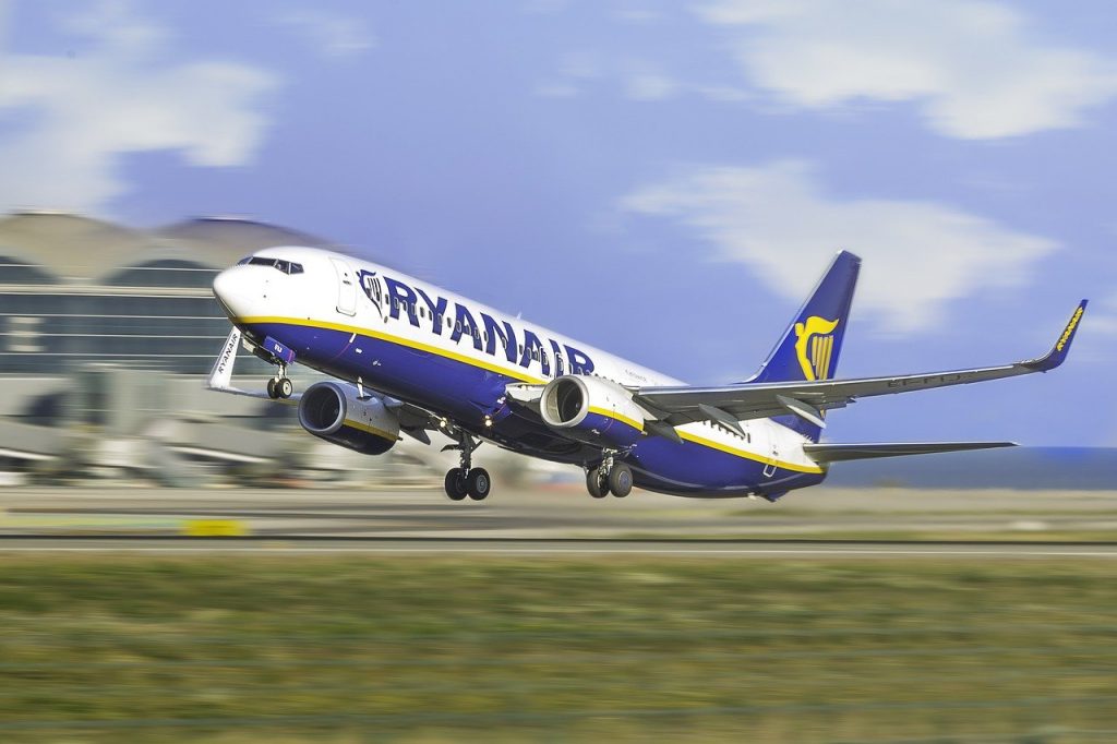 Accidentul Ryanair: cum a ajuns să fie un pasager aproape să fie aspirat afară din aeronavă /  Cele trei ipoteze: deșeuri spațiale, o bucată dintr-un alt avion sau o dronă