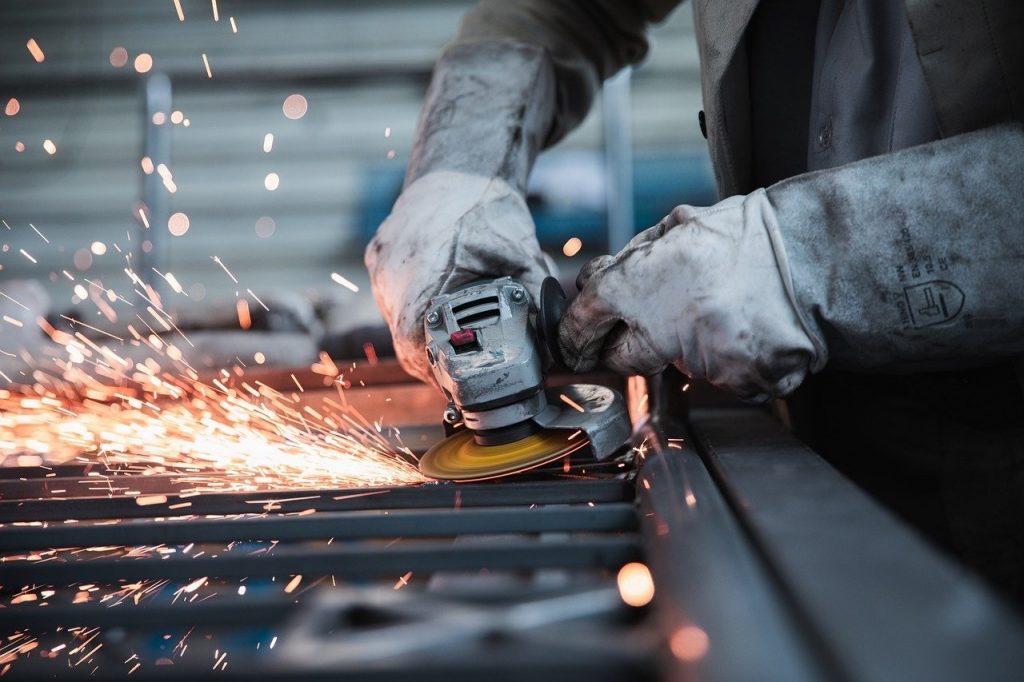 INS: Industria românească în contracție: producția totală scade, energia compensează parțial