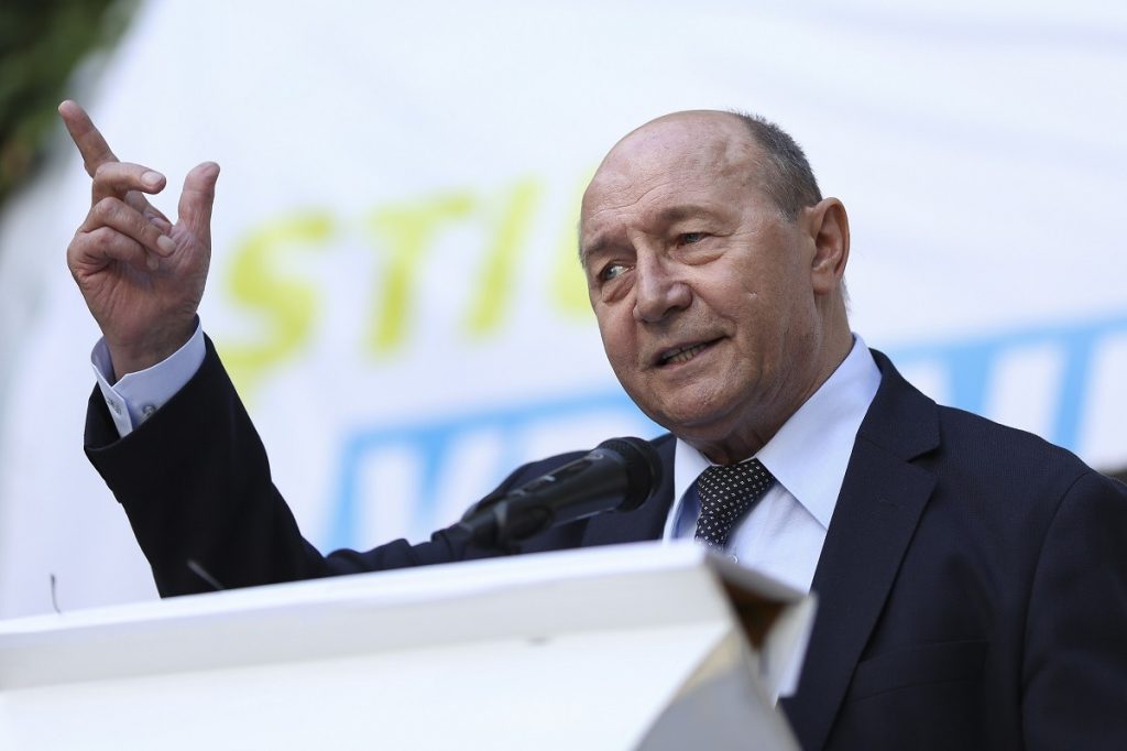 Traian Băsescu: ”Nicușor Dan este în afara Constituției deoarece pune o condiție ridicolă pe care Constituția nu o prevede. Cere partidelor să-i garanteze înainte de vot existența celor 233 de voturi”