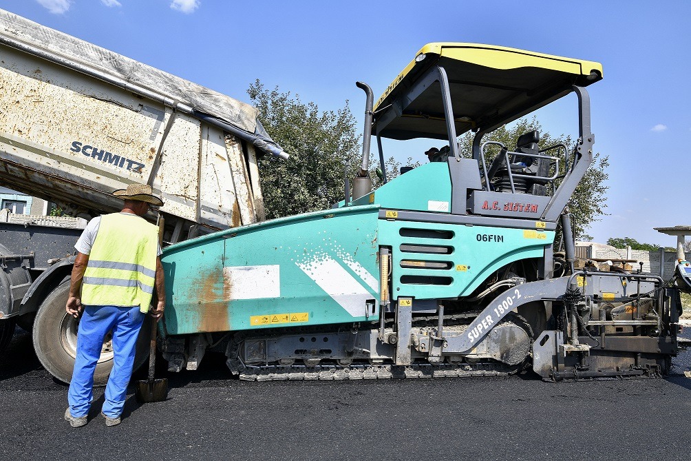 Primăria Arad, penalizată cu 37.000 de lei de instanţă pentru întârzierea asfaltării unei străzi / Municipalitatea fusese obligată anterior să îi plătească daune de 25.000 de lei unei localnice din același motiv