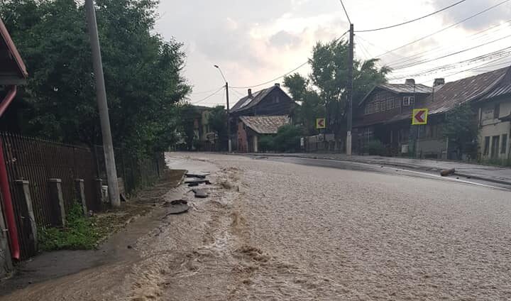 Primăria Bușteni caută voluntari pentru curățarea gospodăriilor afectate de inundații