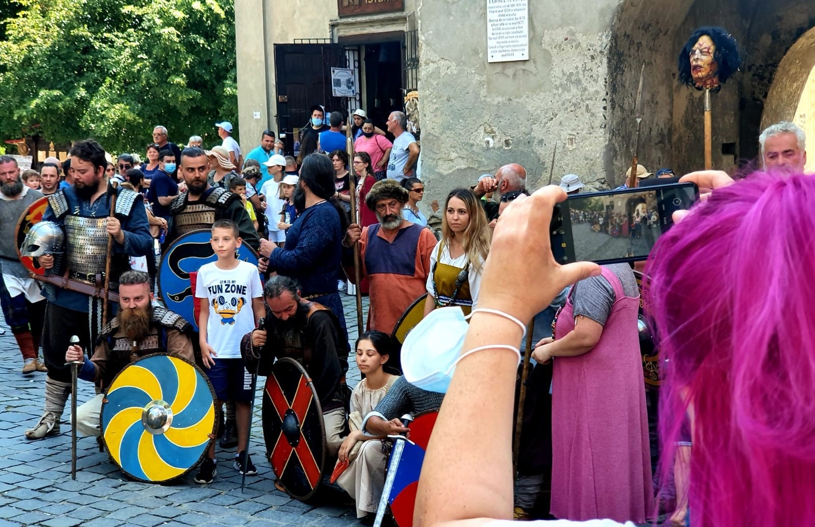 Sighișoara, orașul unde localnicii poartă zale / Ritualuri nocturne și garda bocterului la cel mai vechi festival medieval din România