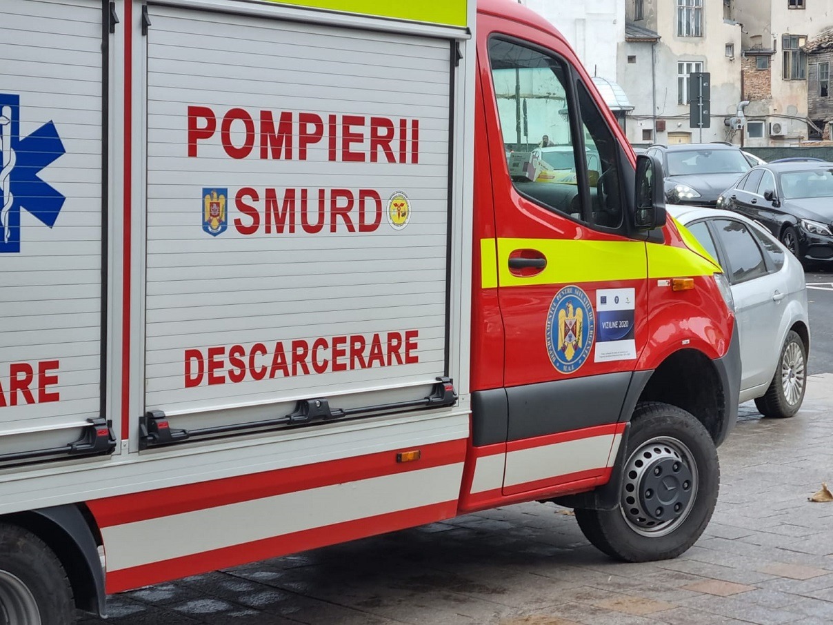 Plan Roșu de Intervenție activat în Vrancea: Un microbuz cu 11 persoane s-a răsturnat