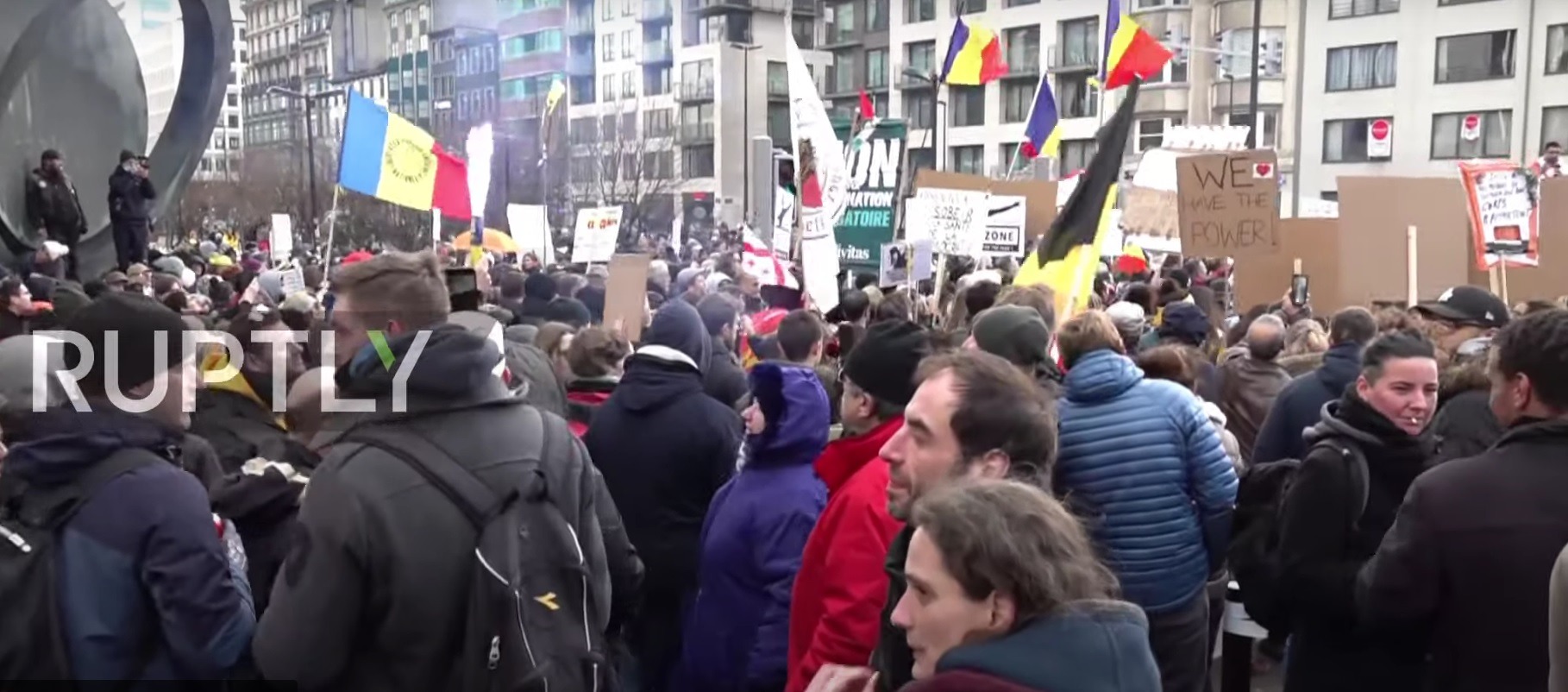 Protestele tinerilor la Bruxelles față de creșterea taxelor de școlarizare au degenerat în violenţe / Poliţia a intervenit cu gaze lacrimogene şi tunuri cu apă