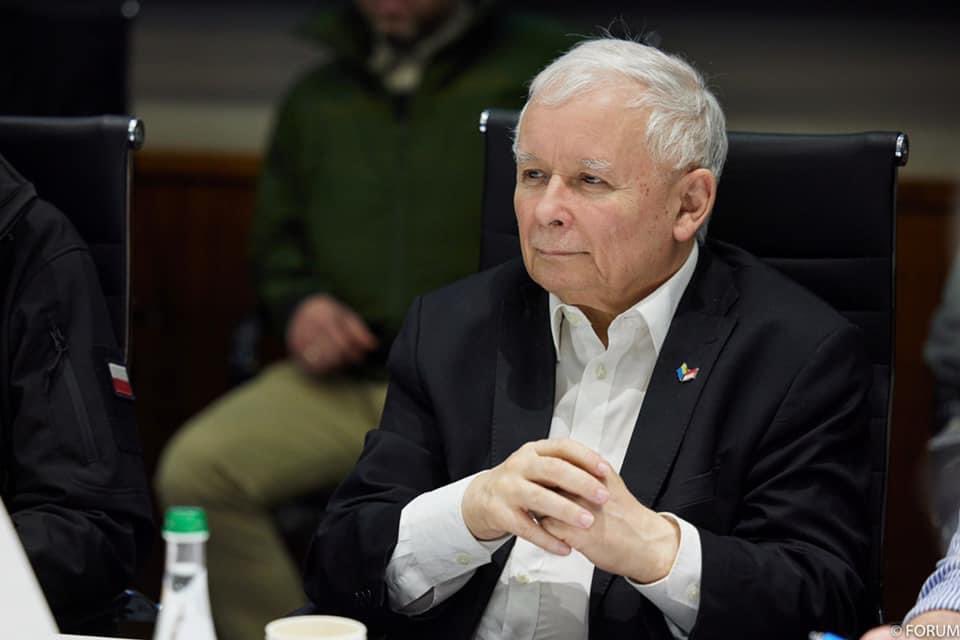 Partidul polonez Lege şi Justiţie (PiS), condus de fostul premier Jaroslaw Kaczynski, pierde peste 30 de deputaţi care refuză apropierea de extrema dreaptă