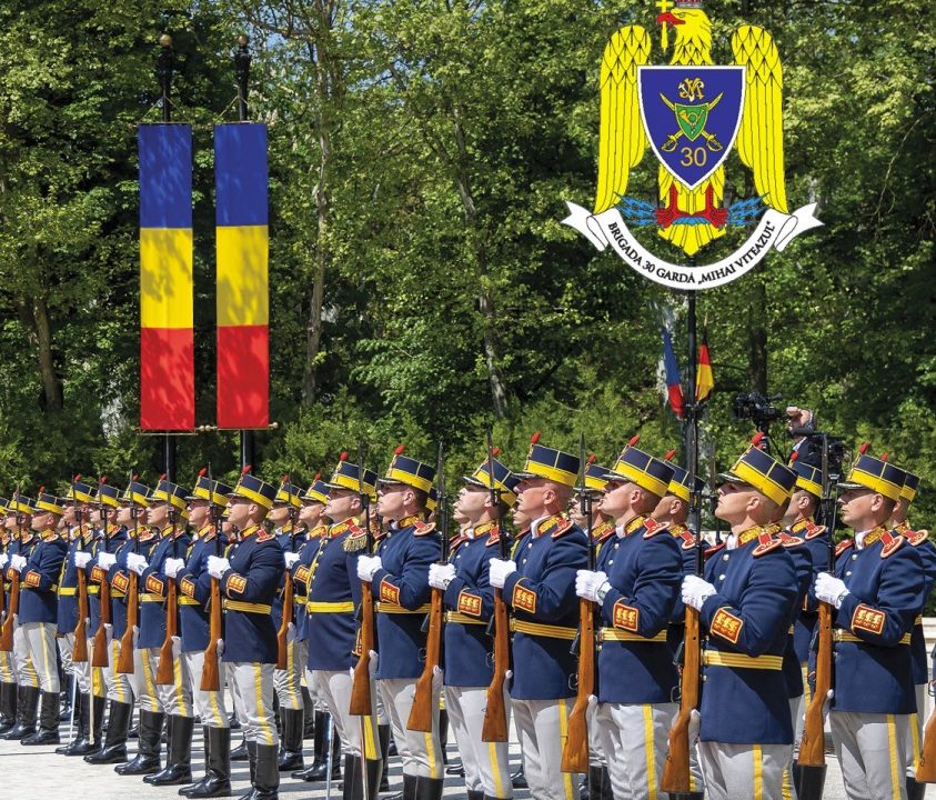 Un detașament de onoare al Brigăzii 30 Gardă „Mihai Viteazul” reprezintă România la parada militară de Ziua Națională a Franței