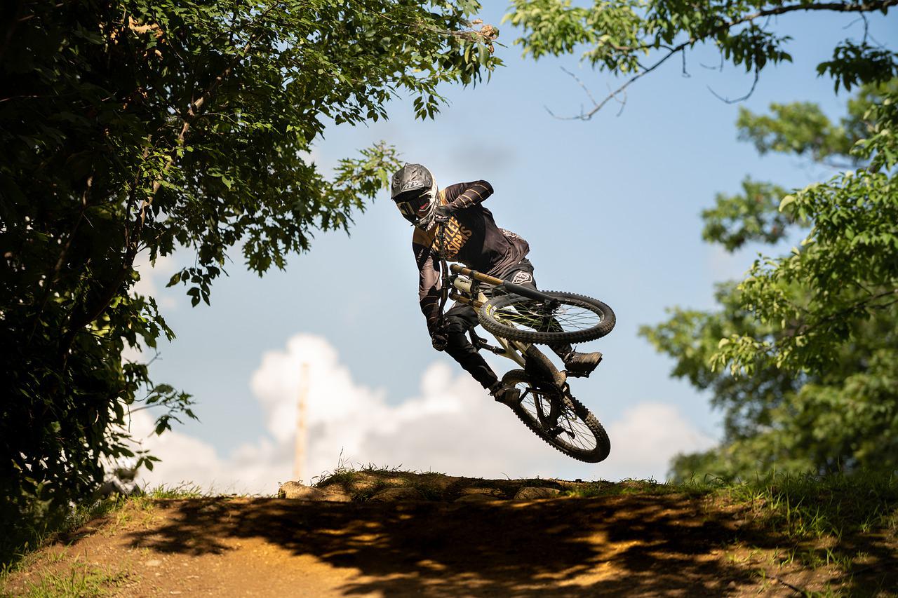 Se deschide bike-park-ul Postăvarul, în Brașov / Accesul se va face cu telecabina și cu telescaunul / Pădurarii extrag 25 de arbori căzuți pe traseu, în timpul iernii