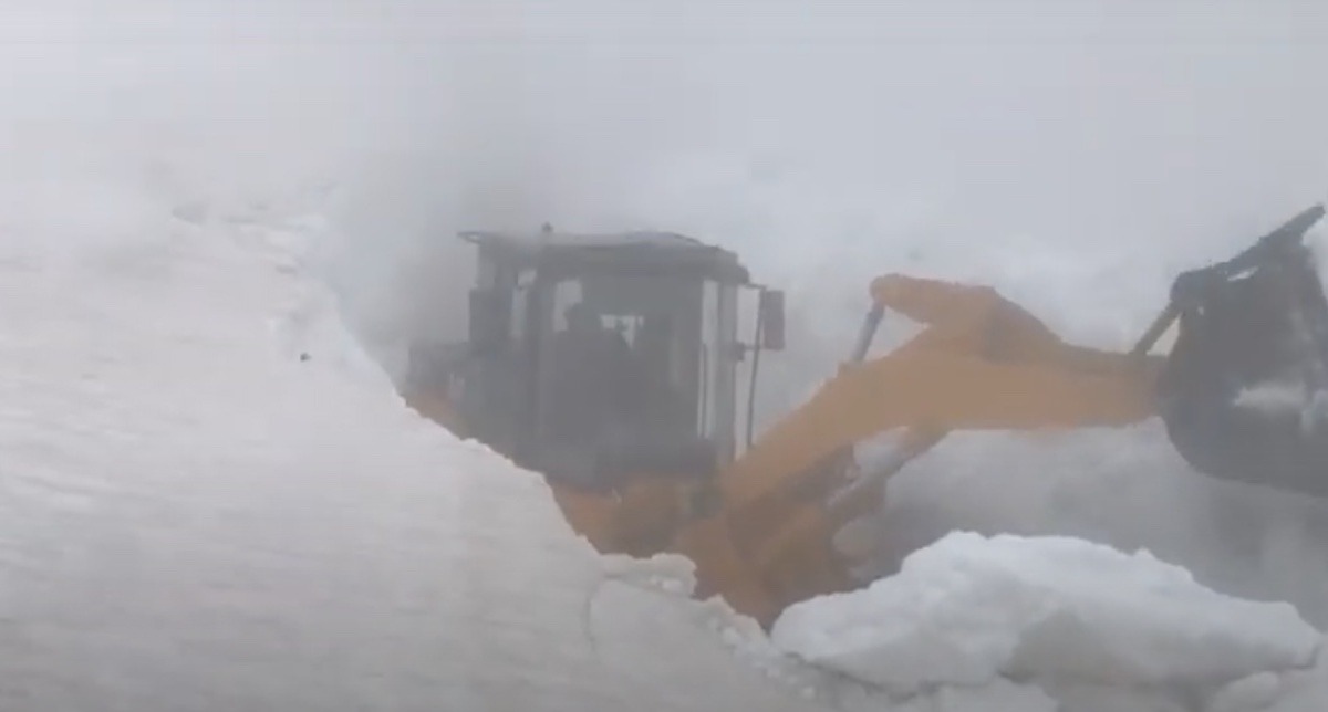 A început deszăpezirea pe Transalpina / Apel către șoferi: Nu intrați până nu se pva putea circula în siguranţă