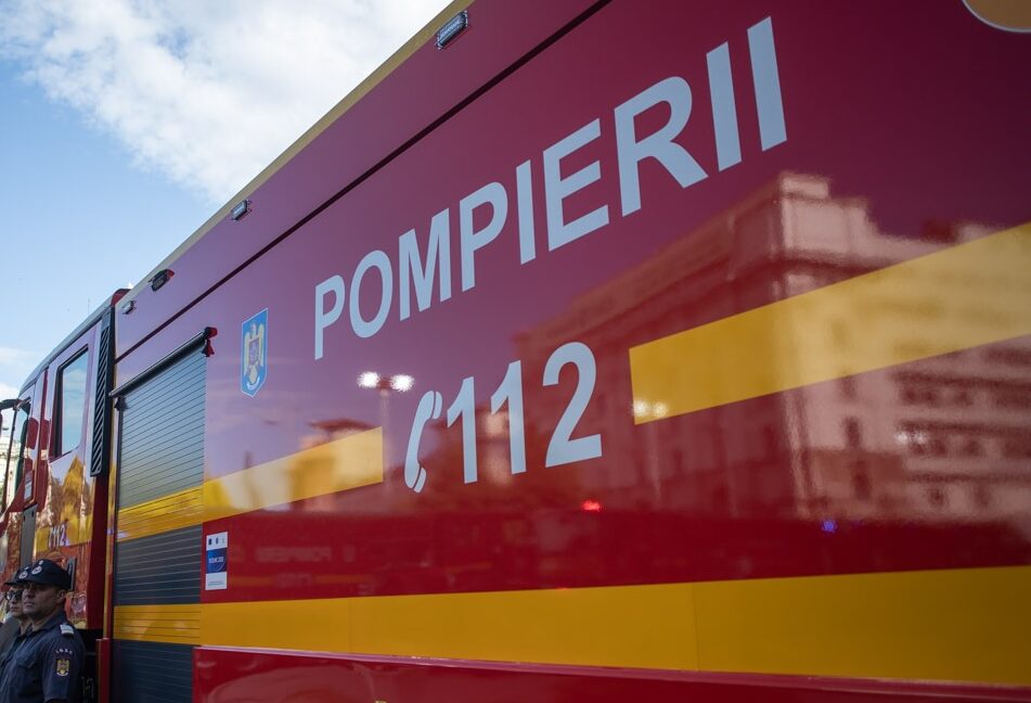 Doi bebeluși de 5 luni, blocați accidental într-o mașină în centrul Vasluiului / Mama lor a închis ușa lăsând cheile în mașină / Pompierii au deblocat portiera fără a-i răni pe copii
