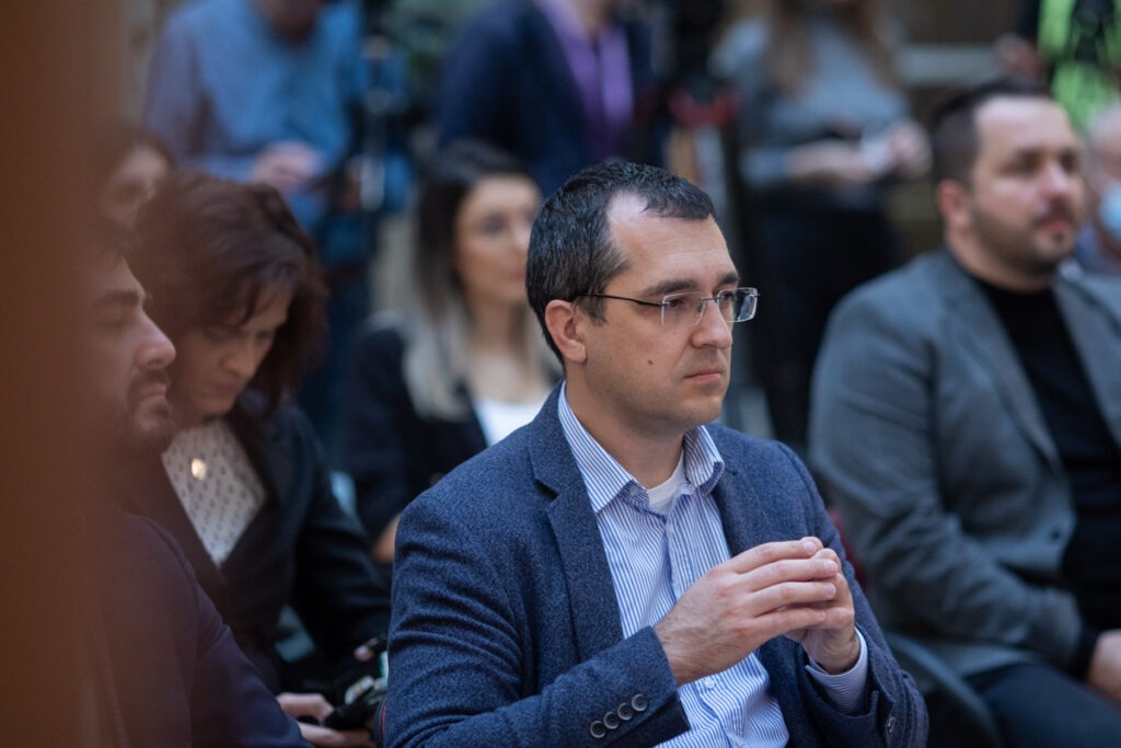 Vlad Voiculescu, despre posturile blocate în spitale: Nu mai poți deschide televizorul fără să îl găsești pe Rogobete deplângând posturile blocate din spitale. Dar cine le-a blocat? În 2023 Rafila era ministrul Sănătății, iar Rogobete era secretar de stat