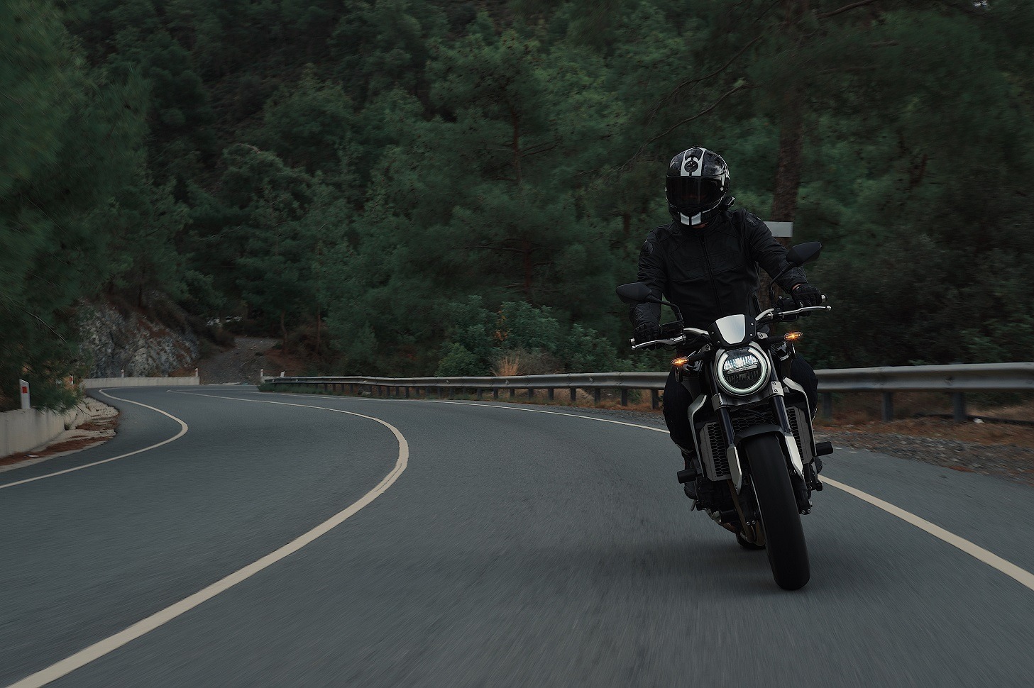 Ce înseamnă dacă vezi o cască moto pe marginea drumului? Semnalul pe care orice șofer și motociclist ar trebui să-l cunoască și care ar putea salva vieți