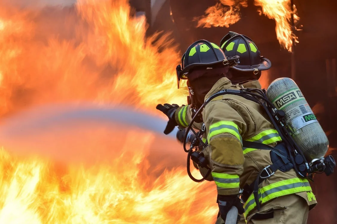 Explozie urmată de un incendiu puternic la o fabrică de lemne din județul Brașov / Flăcările s-au extins, intervin autospeciale din Covasna