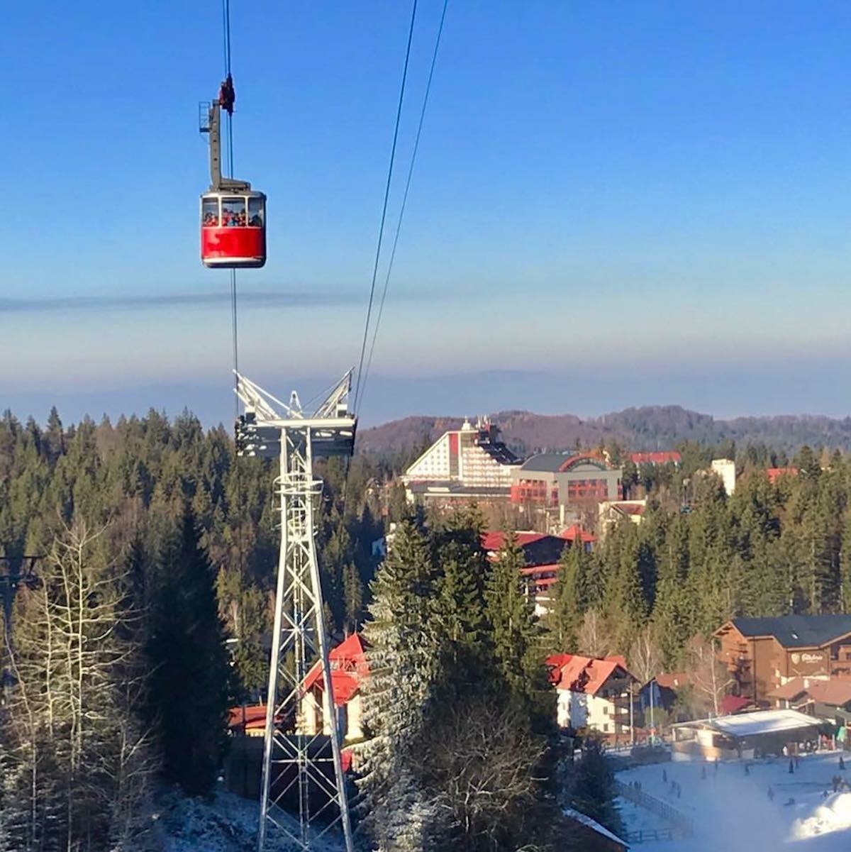 Telegondola și telecabinele din Poiana Brașov, oprite din cauza vântului / Starea pârtiilor din Poiană
