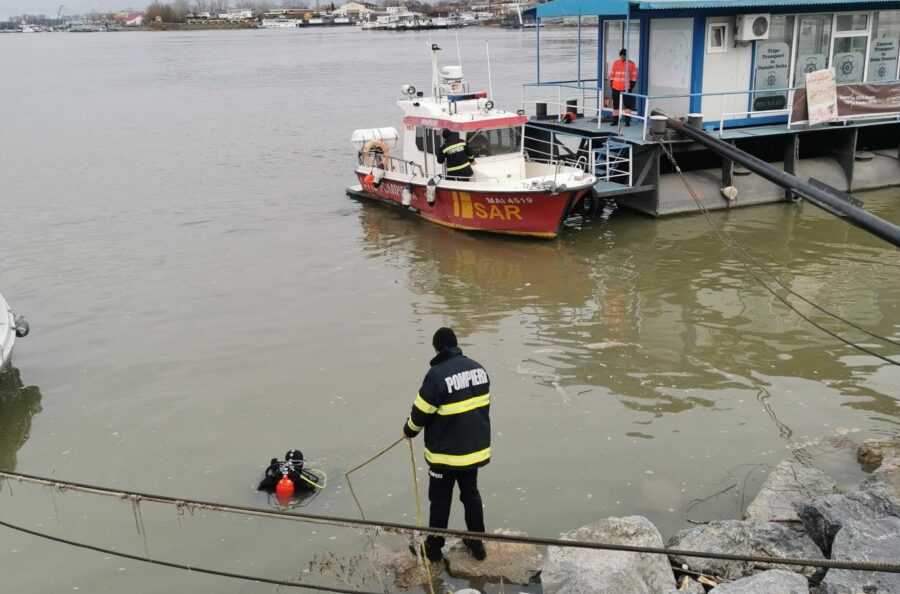 Marinar de pe o barjă de pe Dunăre, dat dispărut / Misiunea de căutare este îngreunată de ceaţă şi ger