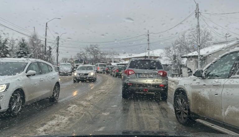 Coloană de mașini de aproximativ patru kilometri pe tronsonul Comarnic-Ploieşti către Braşov
