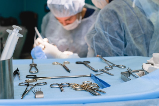 Un chirurg, disperat de comportamentul aparţinătorilor: ”Se vorbește tare la telefon, se râde zgomotos, iar după plecare găsim ambalaje și sticle aruncate” / Medicul Elian Al-Aqrabawi: „Regulile din spital nu sunt opționale!”