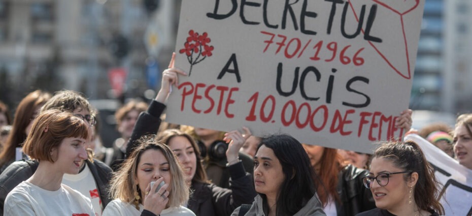 protest, feminism, Centrul Filia, Piata Victoriei, avort, 8 martie