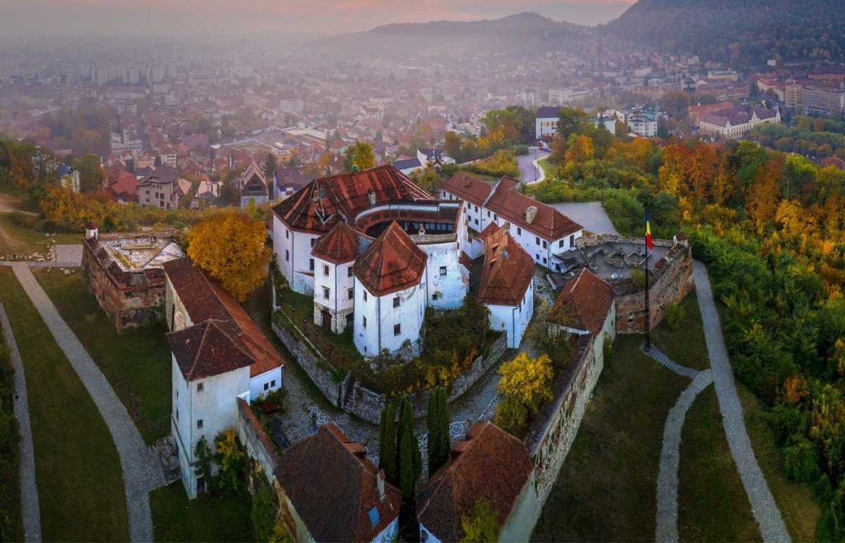 Unul din drumurile de acces spre Cetățuia Brașovului e blocat, el fiind proprietate privată / ”S-a montat o poartă care s-a și încuiat” / Primăria va discuta cu locatarii unui bloc care au blocat trecerea  