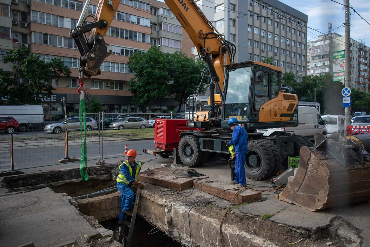 Primăria Capitalei explică de ce a început simultan mai multe șantiere: se pierde finanțarea europeană / Ciprian Ciucu a discutat cu constructorii să extindă programul la două ture de lucru pentru șinele de tramvai