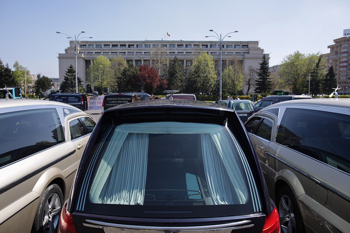 Dosar de evaziune fiscală la firme de pompe funebre, în Timiș / Prejudiciu de peste 450.000 lei la bugetul statului