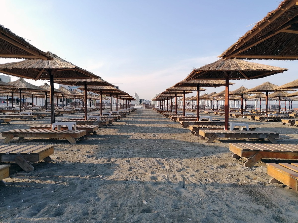 Două beach bar-uri din stațiunea Mamaia au luat foc