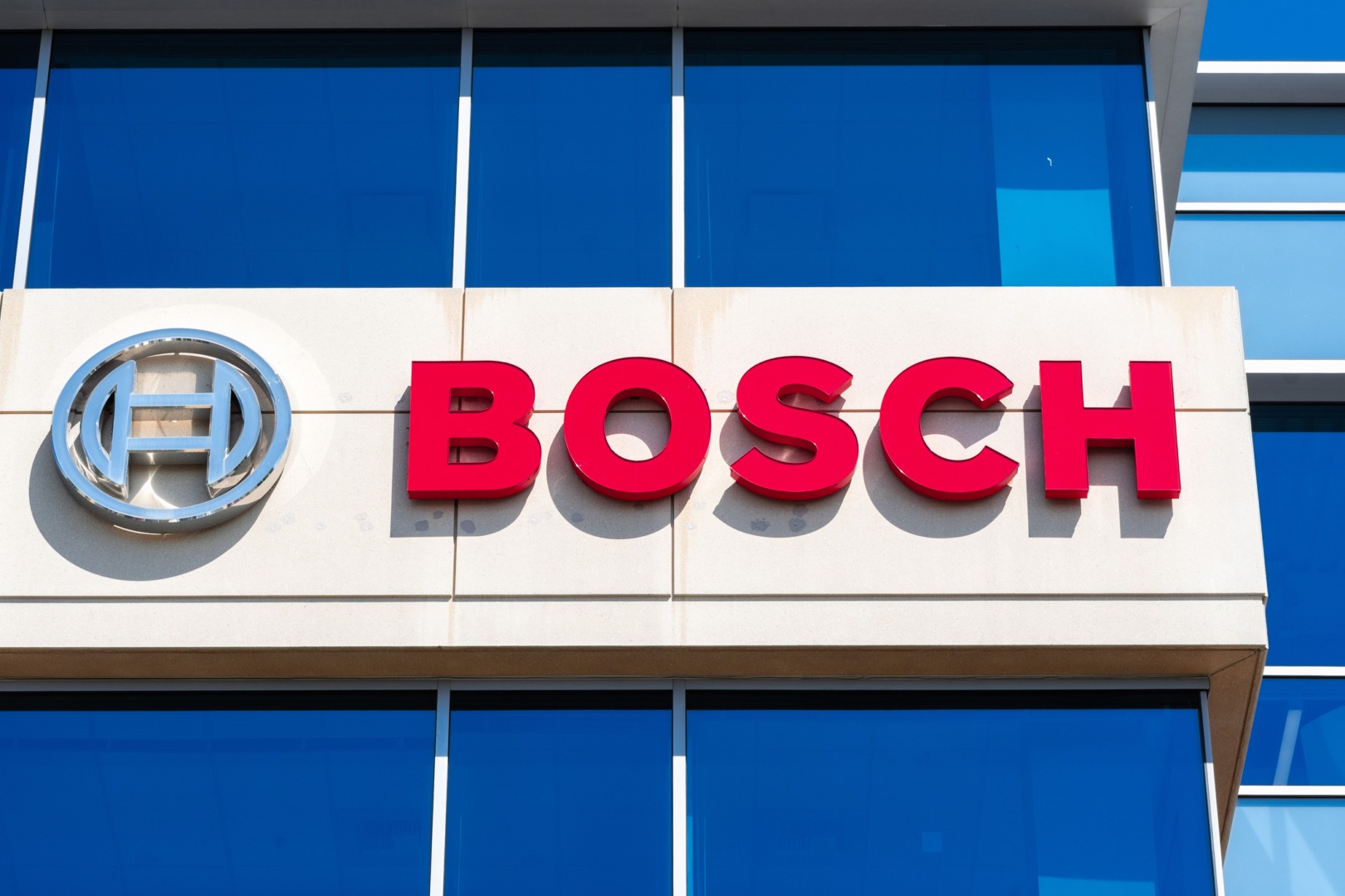 Bosch închide Centrul de Inginerie din Sofia / Aproximativ 670 de angajaţi vor fi concediați / ”Industria auto trece prin una din cele mai semnificative transformări din istoria sa”