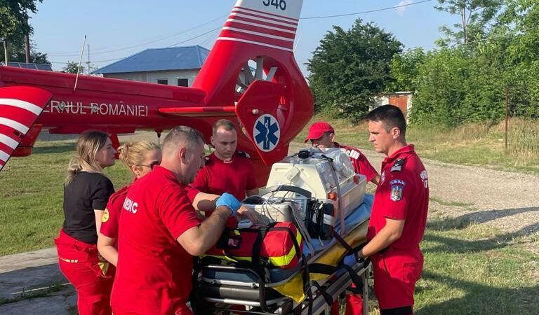 La Timiș, o fetiță în vârstă de numai 2 ani a căzut în ceaunul cu dulceață, care fierbea în curte / Elicopterul SMURD a preluat-o de urgență pentru a o transporta la București