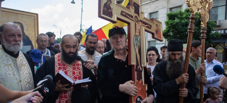 mars religios, religie, agheasma, apa sfintita, Gigi Becali