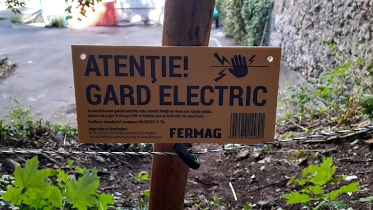 Gardul electric funcționează la Râșnov, dar urșii caută breșe / Animalele pătrund în oraș prin zonele neprotejate