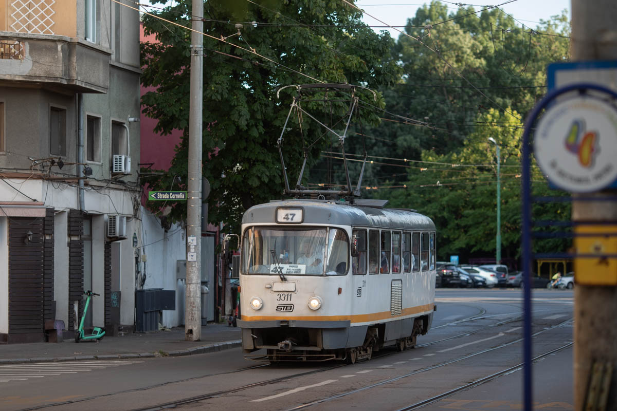 FOTO Rămas-bun de la tramvaiele Tatra, în București / În timp ce Capitala le-ar putea retrage după 53 de ani, la Praga circulă încă versiuni modernizate care fac parte din viața orașului / Ultimele curse festive și-ar lua adio de la călători în weekendurile 11–12 și 18–19 iulie, anunță STB și TPBI