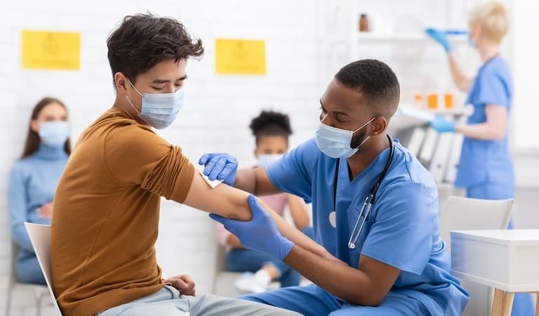 Vaccinurile și inteligență artificială: La Cambridge are loc primul test pe oameni al unei componente create în întregime de un algoritm / Vaccinul a fost conceput pentru a oferi protecție împotriva tuturor coronavirusurilor