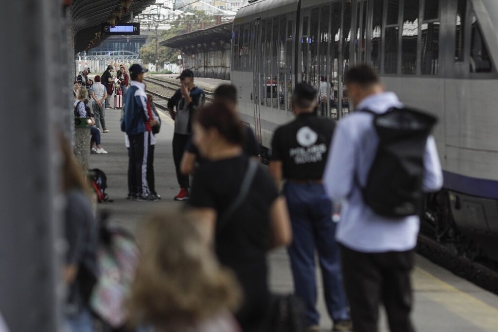 Întârzieri de până la o oră pentru trenurile care circulă între București și Brașov, anunță CFR