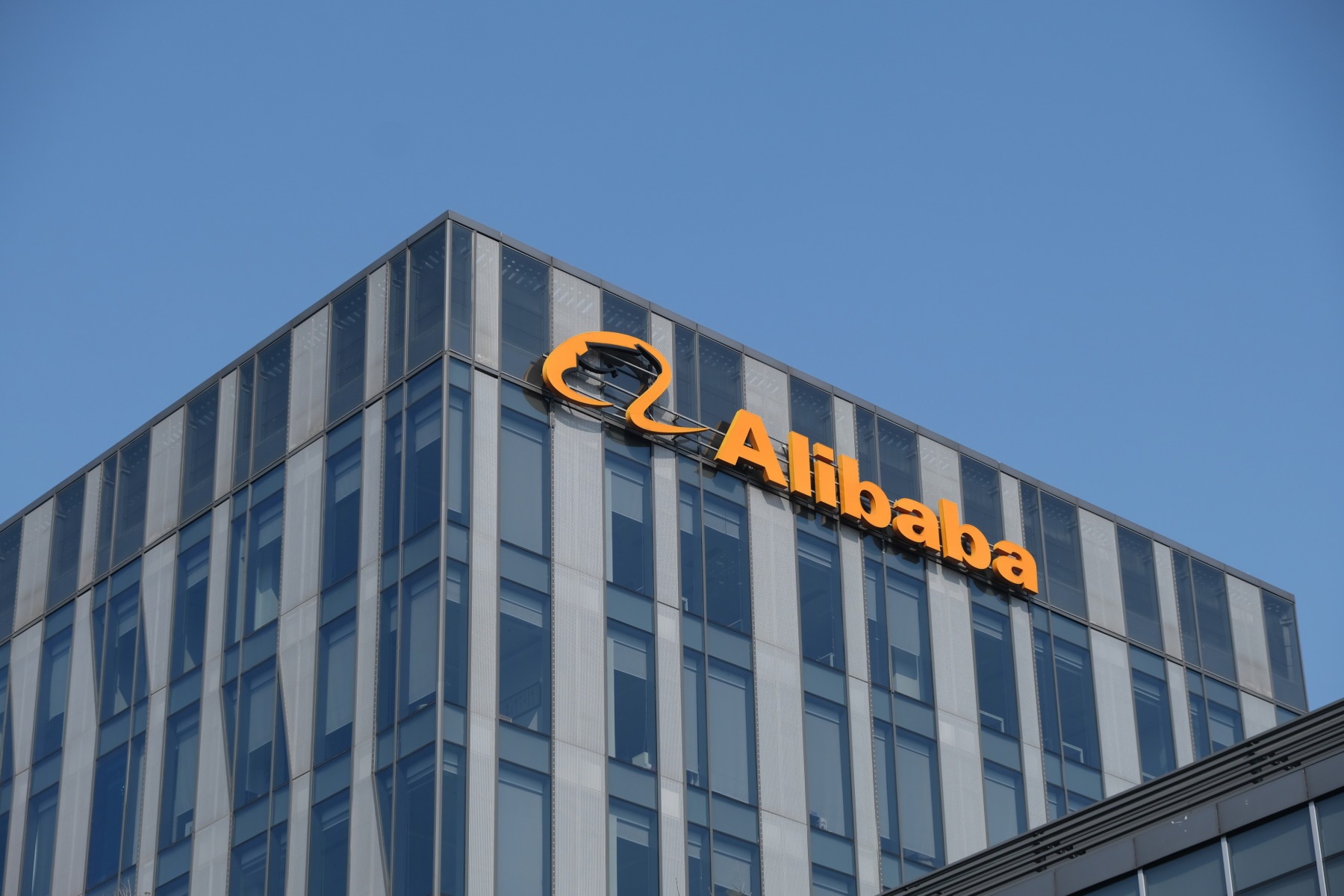 Alibaba dă în judecată Pentagonul după includerea pe lista companiilor considerate apropiate de armata chineză
