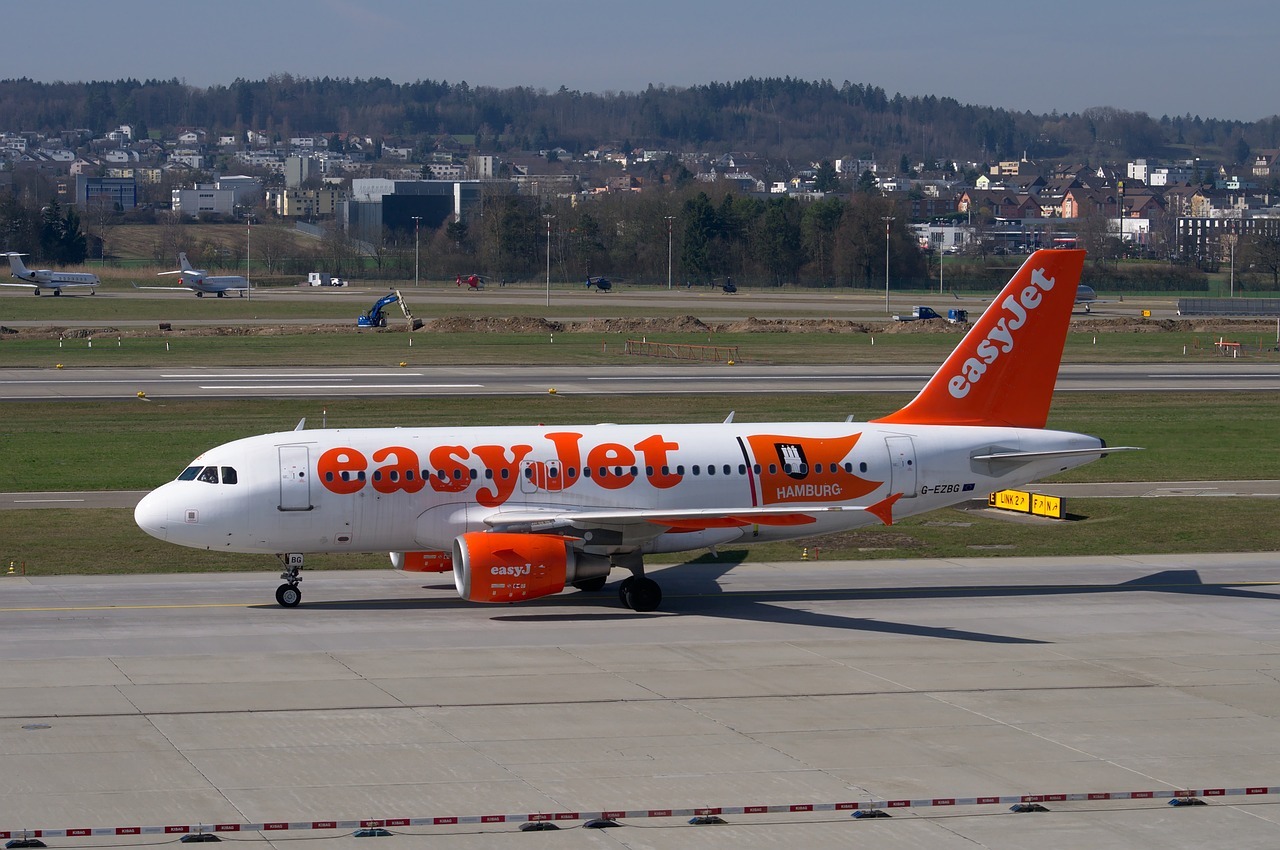 10 britanici s-au bătut la bordul unui zbor easyJet spre Liverpool / Aeronava s-a întors din drum / Două familii au avut o „discuție aprinsă”