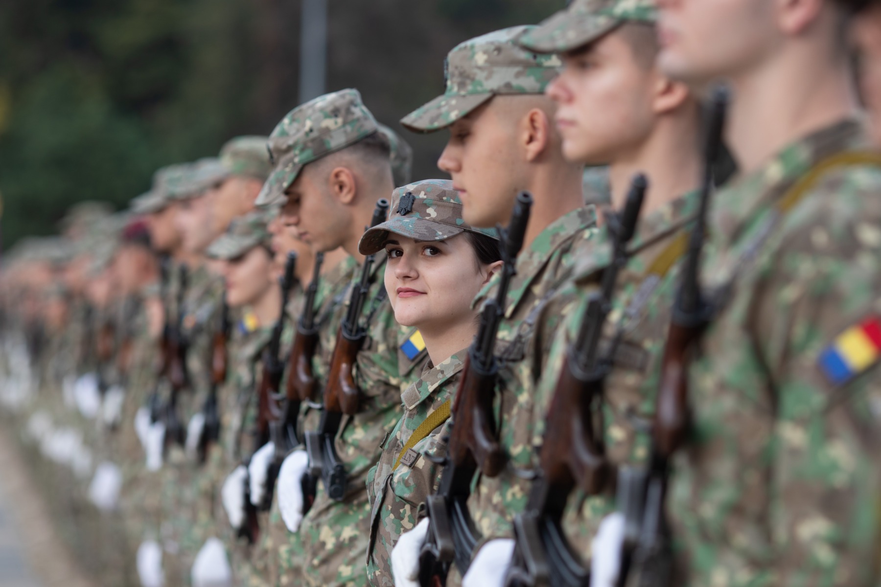 Sondaj Avangarde: Ce spun românii despre introducerea serviciului militar obligatoriu/ 56% se declară nemulțumiți de nivelul relațiilor bilaterale dintre România și SUA / Ar trebui să aibă România relații economice cu Rusia: 49% răspund NU