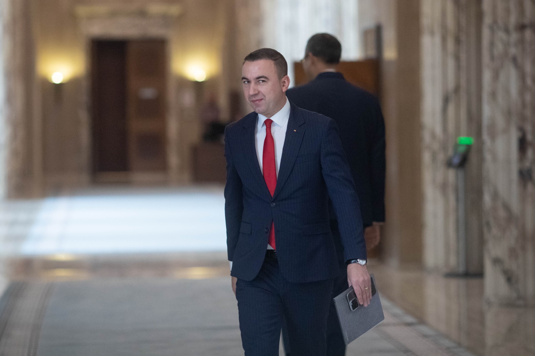 „România nu are timp să aștepte”. Bogdan Ivan îi propune lui Bolojan să rezolve împreună criza carburanților: „Curaj!”