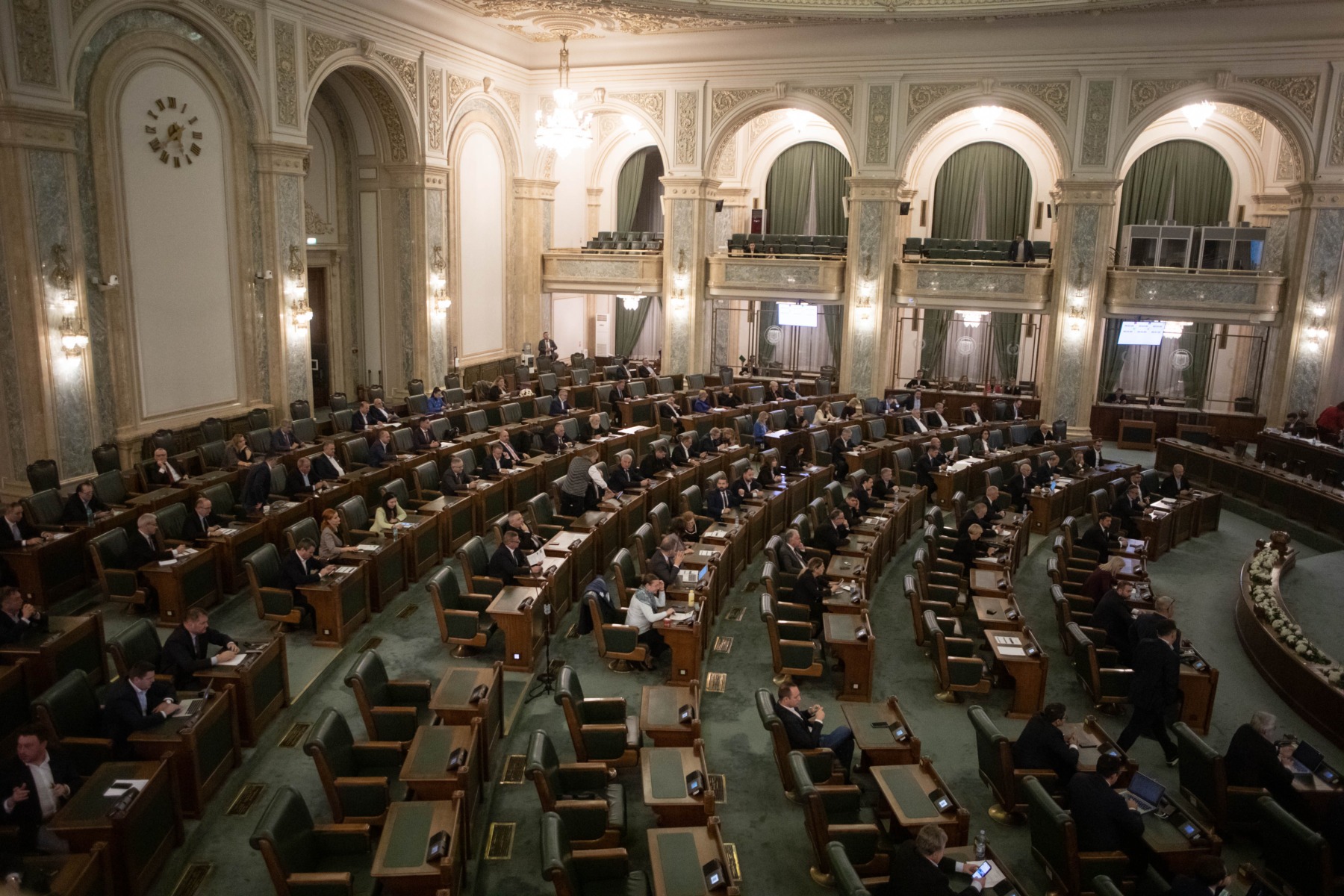 Peste 430 de organizații neguvernamentale cer PSD să nu voteze legea inițiată de AUR cu scopul de a intimida societatea civilă / În Comisia juridică, PSD a votat alături de AUR